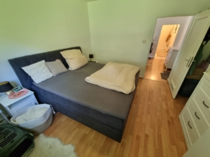 VERMIETET! Frisch renoviert 2022! Ruhige + gepflegte 2 Zimmer mit Balkon – direkt am Kettler Krankenhaus