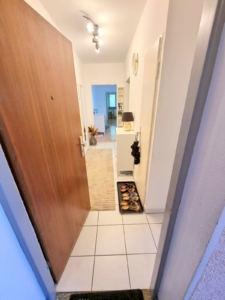 VERMIETET! Frisch renoviert 2022! Ruhige + gepflegte 2 Zimmer mit Balkon – direkt am Kettler Krankenhaus
