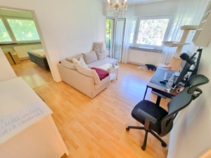 VERMIETET! Frisch renoviert 2022! Ruhige + gepflegte 2 Zimmer mit Balkon – direkt am Kettler Krankenhaus