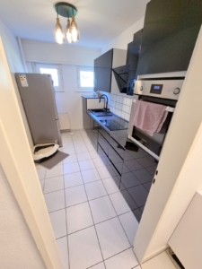 VERMIETET! Frisch renoviert 2022! Ruhige + gepflegte 2 Zimmer mit Balkon – direkt am Kettler Krankenhaus