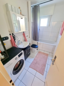 VERMIETET! Frisch renoviert 2022! Ruhige + gepflegte 2 Zimmer mit Balkon – direkt am Kettler Krankenhaus