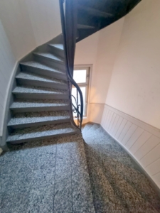 VERMIETET! Großzügige 4 Zimmer Altbauwohnung mit kl. Balkon und Wohnküche – im Szeneviertel am Bahnhof