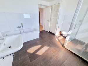 VERMIETET! Stylisch + viel Platz! Sonnige 3-Zimmer DG Wohnung: Kamin – 2 Bäder + Einbauküche – FFM-Fechenheim