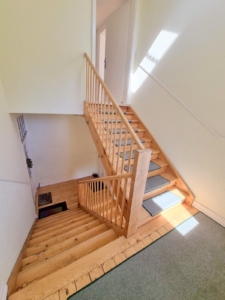 VERMIETET! Stylisch + viel Platz! Sonnige 3-Zimmer DG Wohnung: Kamin – 2 Bäder + Einbauküche – FFM-Fechenheim