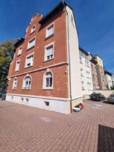 VERMIETET! Stylisch + viel Platz! Sonnige 3-Zimmer DG Wohnung: Kamin – 2 Bäder + Einbauküche – FFM-Fechenheim