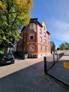 VERMIETET! Stylisch + viel Platz! Sonnige 3-Zimmer DG Wohnung: Kamin – 2 Bäder + Einbauküche – FFM-Fechenheim