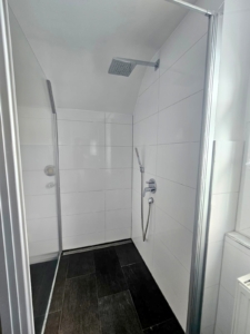 VERMIETET! Stylisch + viel Platz! Sonnige 3-Zimmer DG Wohnung: Kamin – 2 Bäder + Einbauküche – FFM-Fechenheim