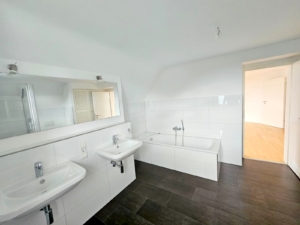 VERMIETET! Stylisch + viel Platz! Sonnige 3-Zimmer DG Wohnung: Kamin – 2 Bäder + Einbauküche – FFM-Fechenheim