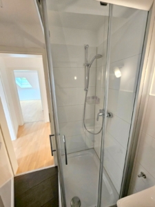 VERMIETET! Stylisch + viel Platz! Sonnige 3-Zimmer DG Wohnung: Kamin – 2 Bäder + Einbauküche – FFM-Fechenheim