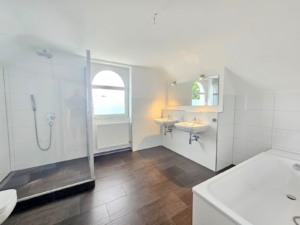 VERMIETET! Stylisch + viel Platz! Sonnige 3-Zimmer DG Wohnung: Kamin – 2 Bäder + Einbauküche – FFM-Fechenheim