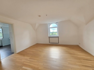 VERMIETET! Stylisch + viel Platz! Sonnige 3-Zimmer DG Wohnung: Kamin – 2 Bäder + Einbauküche – FFM-Fechenheim