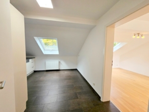 VERMIETET! Stylisch + viel Platz! Sonnige 3-Zimmer DG Wohnung: Kamin – 2 Bäder + Einbauküche – FFM-Fechenheim