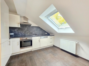 VERMIETET! Stylisch + viel Platz! Sonnige 3-Zimmer DG Wohnung: Kamin – 2 Bäder + Einbauküche – FFM-Fechenheim