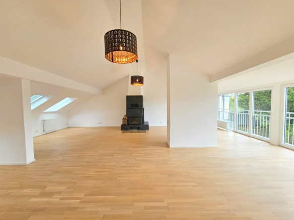 VERMIETET! Stylisch + viel Platz! Sonnige 3-Zimmer DG Wohnung: Kamin – 2 Bäder + Einbauküche – FFM-Fechenheim