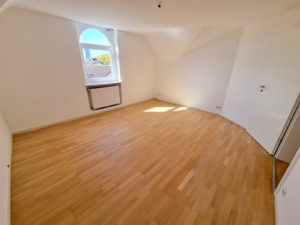 VERMIETET! Stylisch + viel Platz! Sonnige 3-Zimmer DG Wohnung: Kamin – 2 Bäder + Einbauküche – FFM-Fechenheim