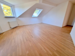 VERMIETET! Stylisch + viel Platz! Sonnige 3-Zimmer DG Wohnung: Kamin – 2 Bäder + Einbauküche – FFM-Fechenheim