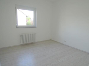 VERMIETET! Ideal für Familie oder auch WG! Top neu saniert in 2015! 4 Zimmer + 2 Bäder – zentral in Langen