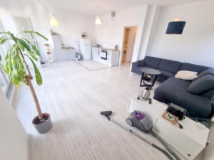 VERMIETET! Sonnig +Schick: 4- Zimmer Wohnung mit Balkon + 2 Bäder – nahe Fußgängerzone