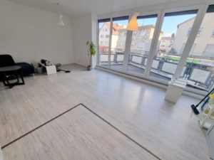 VERMIETET! Sonnig +Schick: 4- Zimmer Wohnung mit Balkon + 2 Bäder – nahe Fußgängerzone