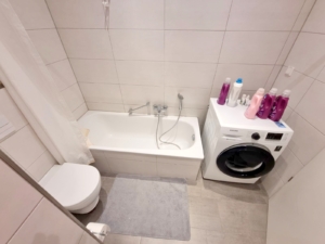 VERMIETET! Sonnig +Schick: 4- Zimmer Wohnung mit Balkon + 2 Bäder – nahe Fußgängerzone