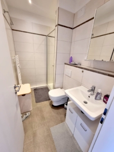 VERMIETET! Sonnig +Schick: 4- Zimmer Wohnung mit Balkon + 2 Bäder – nahe Fußgängerzone