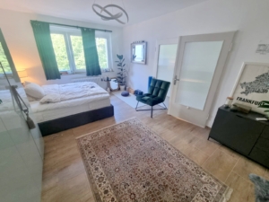 VERMIETET! Modern + Großzügig! Gemütliche 2-Zimmer plus offener Wohnküche + Balkon! – – EZB nah im Ostend