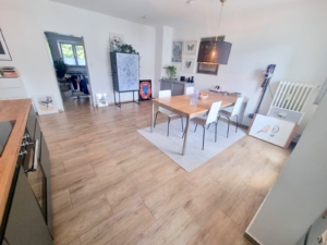 VERMIETET! Modern + Großzügig! Gemütliche 2-Zimmer plus offener Wohnküche + Balkon! – – EZB nah im Ostend