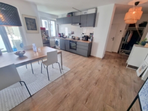 VERMIETET! Modern + Großzügig! Gemütliche 2-Zimmer plus offener Wohnküche + Balkon! – – EZB nah im Ostend