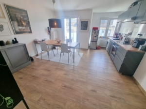 VERMIETET! Modern + Großzügig! Gemütliche 2-Zimmer plus offener Wohnküche + Balkon! – – EZB nah im Ostend