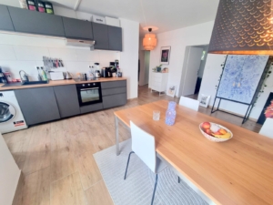 VERMIETET! Modern + Großzügig! Gemütliche 2-Zimmer plus offener Wohnküche + Balkon! – – EZB nah im Ostend