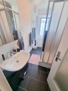 VERMIETET! Modern + Großzügig! Gemütliche 2-Zimmer plus offener Wohnküche + Balkon! – – EZB nah im Ostend