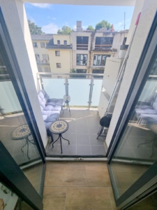 VERMIETET! Modern + Großzügig! Gemütliche 2-Zimmer plus offener Wohnküche + Balkon! – – EZB nah im Ostend