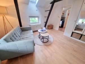 VERMIETET! Altbaucharme pur.: Gemütliches 1 Zimmer Apartment im DG + Wohnküche – zentral im Ostend