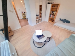 VERMIETET! Altbaucharme pur.: Gemütliches 1 Zimmer Apartment im DG + Wohnküche – zentral im Ostend
