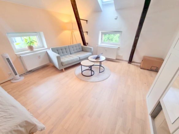 VERMIETET! Altbaucharme pur.: Gemütliches 1 Zimmer Apartment im DG + Wohnküche – zentral im Ostend