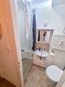 VERMIETET! Altbaucharme pur.: Gemütliches 1 Zimmer Apartment im DG + Wohnküche – zentral im Ostend
