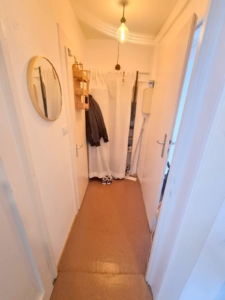 VERMIETET! Altbaucharme pur.: Gemütliches 1 Zimmer Apartment im DG + Wohnküche – zentral im Ostend