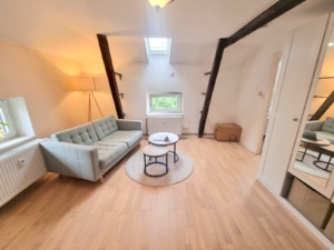 VERMIETET! Altbaucharme pur.: Gemütliches 1 Zimmer Apartment im DG + Wohnküche – zentral im Ostend