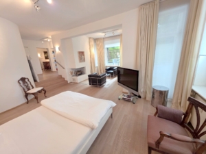 VERMIETET! Koffer auspacken und zu Hause sein! Groß + Stylisch – ein tolles Studio! 1 Zimmer + sep. Wohnküche + Terrasse – Top Lage Sachsenhausen