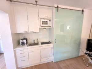 VERMIETET! Koffer auspacken und zu Hause sein! Groß + Stylisch – ein tolles Studio! 1 Zimmer + sep. Wohnküche + Terrasse – Top Lage Sachsenhausen