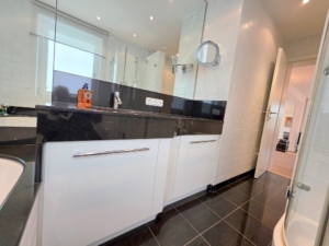 VERMIETET! Koffer auspacken und zu Hause sein! Groß + Stylisch – ein tolles Studio! 1 Zimmer + sep. Wohnküche + Terrasse – Top Lage Sachsenhausen