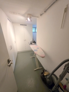 VERMIETET! Koffer auspacken und zu Hause sein! Groß + Stylisch – ein tolles Studio! 1 Zimmer + sep. Wohnküche + Terrasse – Top Lage Sachsenhausen