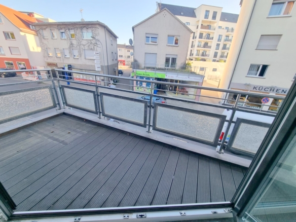 VERMIETET! Sonnig +Schick: 4- Zimmer Wohnung mit Balkon + 2 Bäder – nahe Fußgängerzone