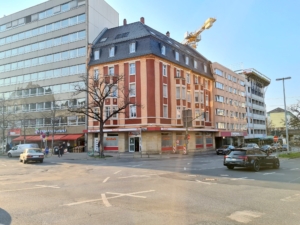 VERMIETET! Mitten im Leben von Sachsenhausen! Sonnige 4 Zimmerwohnung mit Balkon, Einbauküche + Gäste-WC!