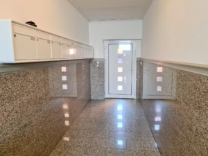 VERMIETET! Mitten im Leben von Sachsenhausen! Sonnige 4 Zimmerwohnung mit Balkon, Einbauküche + Gäste-WC!