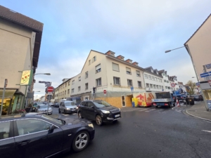 VERMIETET! Frisch renoviert! Sonnig + Gemütlich diese 3-Zimmer DG-Wohnung – auch WG geeignet – zentral in Frankfurt-Griesheim
