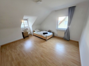 VERMIETET! Frisch renoviert! Sonnig + Gemütlich diese 3-Zimmer DG-Wohnung – auch WG geeignet – zentral in Frankfurt-Griesheim
