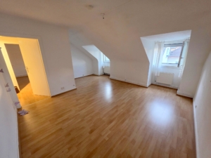 VERMIETET! Frisch renoviert! Sonnig + Gemütlich diese 3-Zimmer DG-Wohnung – auch WG geeignet – zentral in Frankfurt-Griesheim