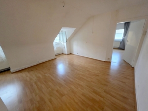 VERMIETET! Frisch renoviert! Sonnig + Gemütlich diese 3-Zimmer DG-Wohnung – auch WG geeignet – zentral in Frankfurt-Griesheim