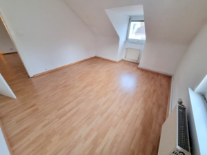 VERMIETET! Frisch renoviert! Sonnig + Gemütlich diese 3-Zimmer DG-Wohnung – auch WG geeignet – zentral in Frankfurt-Griesheim
